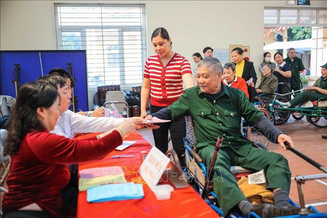 Tổng Bí thư Tô Lâm bỏ phiếu tại phường Ba Đình - Ảnh 3.