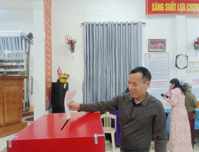 Tổng Bí thư Tô Lâm bỏ phiếu tại phường Ba Đình - Ảnh 3.