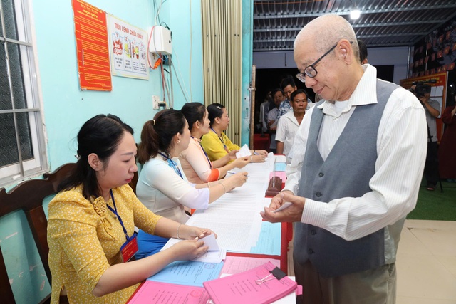 CLIP: Rộn ràng ngày bầu cử tại Cần Thơ, Vĩnh Long, An Giang, Tây Ninh - Ảnh 5.