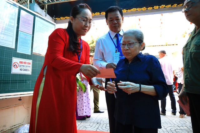 Cử tri cao tuổi ở TPHCM tham gia bầu cử - Ảnh 2.