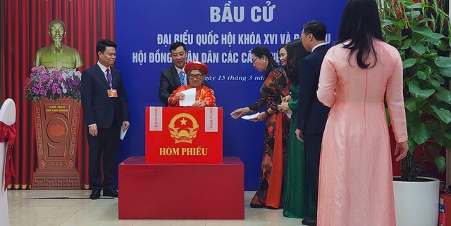 Gần 79 triệu cử tri cả nước đi bầu cử - Ảnh 2.