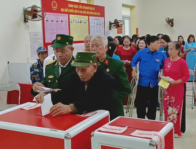 Cử tri cao tuổi Hải Phòng gương mẫu đi bỏ phiếu sớm trong bầu cử 2026 - Ảnh 1.
