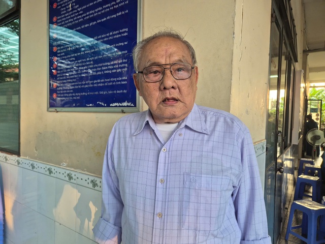 Cử tri cao tuổi ở TPHCM tham gia bầu cử - Ảnh 1.