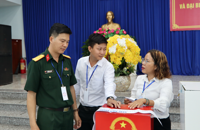 Cử tri xã đảo Thạnh An hào hứng tham gia bầu cử đại biểu Quốc hội năm 2026 - Ảnh 1.