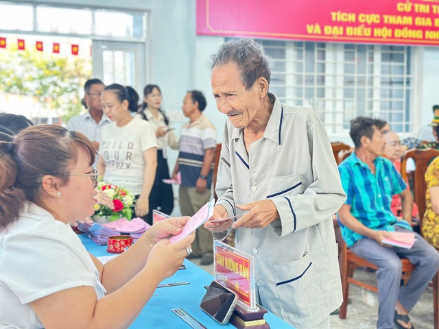 Cử tri cao tuổi ở TPHCM tham gia bầu cử - Ảnh 4.