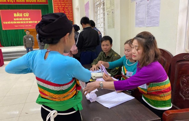 Tổng Bí thư Tô Lâm bỏ phiếu tại phường Ba Đình - Ảnh 3.