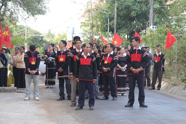 Đồng bào Tây Nguyên nô nức đi bầu cử - Ảnh 1.