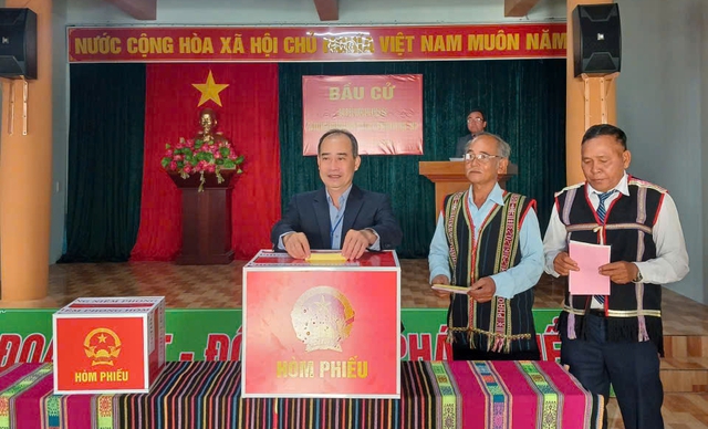 Hơn 2,7 triệu cử tri tỉnh lớn nhất Việt Nam hồ hởi đi bỏ phiếu bầu cử - Ảnh 4.