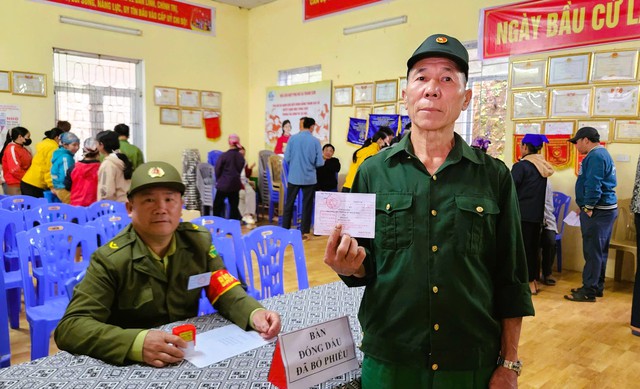 Tổng Bí thư Tô Lâm bỏ phiếu tại phường Ba Đình - Ảnh 4.