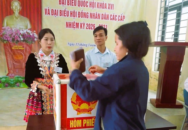 Tổng Bí thư Tô Lâm bỏ phiếu tại phường Ba Đình - Ảnh 7.