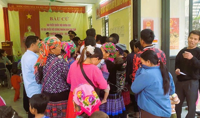 Tổng Bí thư Tô Lâm bỏ phiếu tại phường Ba Đình - Ảnh 8.