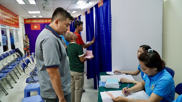 Mong đại biểu trúng cử quan tâm chính sách hỗ trợ đời sống công nhân - Ảnh 1.