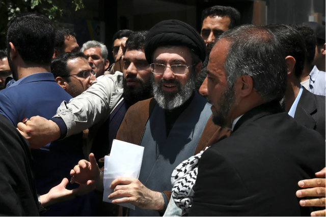 “Ý chúa” giúp tân lãnh tụ tối cao Iran thoát chết thần kỳ - Ảnh 1. “Ý chúa” giúp tân lãnh tụ tối cao Iran thoát chết trong gang tấc - Ảnh 1.