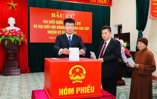 Cử tri đi bầu cử tại Ninh Bình đạt tỉ lệ 99,6% - Ảnh 1.