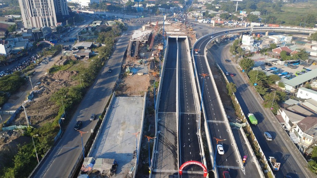 Chủ tịch UBND TPHCM kiểm tra tiến độ n&uacute;t giao An Ph&uacute; - Ảnh 3.