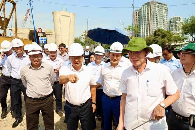 Chủ tịch UBND TPHCM kiểm tra tiến độ n&uacute;t giao An Ph&uacute; - Ảnh 4.