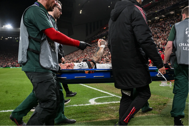 Tiền đạo Galatasaray gây ám ảnh, Salah đi vào lịch sử Champions League - Ảnh 1. Tiền đạo Galatasaray phải thở oxy, Salah đi vào lịch sử Champions League - Ảnh 1.
