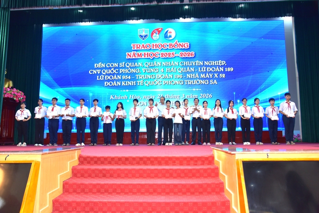 Trao 145 suất học bổng Vừ A D&iacute;nh v&agrave; 2.000 l&aacute; cờ đến V&ugrave;ng 4 Hải qu&acirc;n - Ảnh 5.