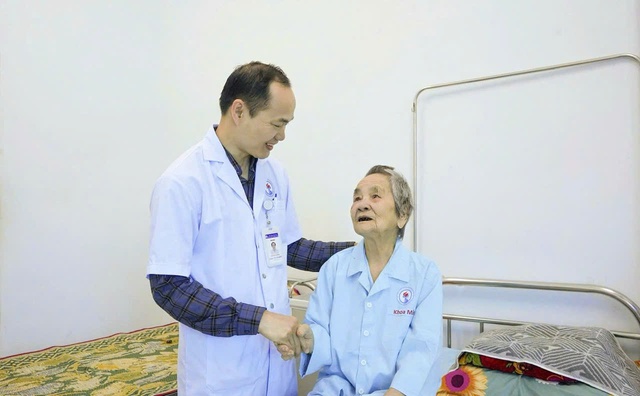 Lấy lại ánh sáng cho cụ bà 104 tuổi - Ảnh 1.