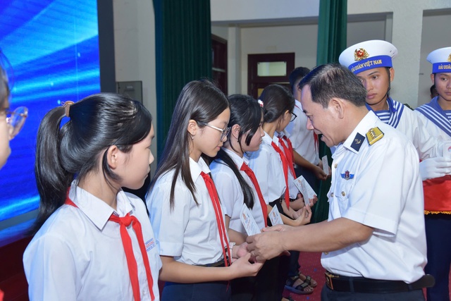 Trao 145 suất học bổng Vừ A D&iacute;nh v&agrave; 2.000 l&aacute; cờ đến V&ugrave;ng 4 Hải qu&acirc;n - Ảnh 6.