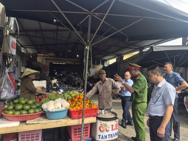 Clip: Phường Tam Kỳ ở Đ&agrave; Nẵng bắt đầu dẹp lấn chiếm vỉa h&egrave; - Ảnh 1.