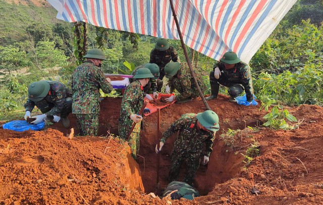 Phát hiện lọ thủy tinh đựng di vật hài cốt liệt sĩ tại Quảng Trị - Ảnh 1. Phát hiện lọ thủy tinh đựng di vật hài cốt liệt sĩ tại Quảng Trị - Ảnh 1.