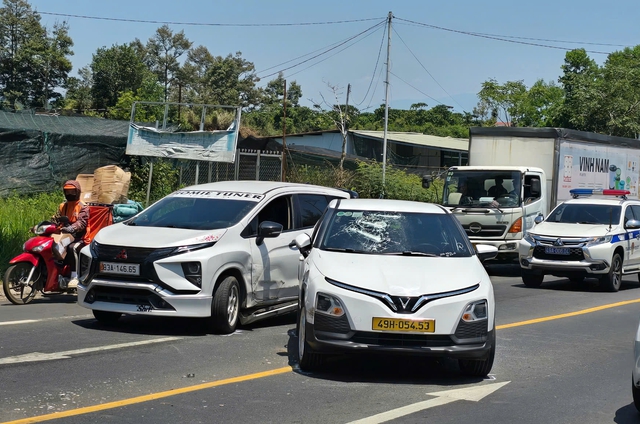 Người chồng đập phá taxi ở Bảo Lộc vì mâu thuẫn với vợ gây chú ý - Ảnh 3. Người chồng đập phá taxi ở Bảo Lộc vì mâu thuẫn với vợ gây chú ý - Ảnh 3.