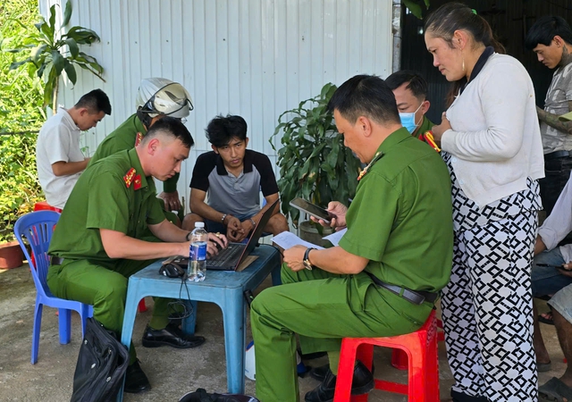 Người chồng đập phá taxi ở Bảo Lộc vì mâu thuẫn với vợ gây chú ý - Ảnh 1. Người chồng đập phá taxi ở Bảo Lộc vì mâu thuẫn với vợ gây chú ý - Ảnh 1.