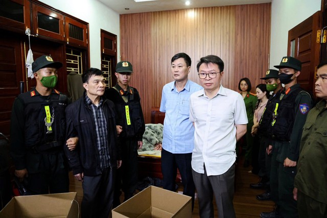 H&igrave;nh ảnh hơn 200 cảnh s&aacute;t kh&aacute;m x&eacute;t khẩn cấp 28 địa điểm, bắt nhiều gi&aacute;m đốc - Ảnh 1.