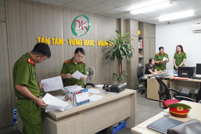 H&igrave;nh ảnh hơn 200 cảnh s&aacute;t kh&aacute;m x&eacute;t khẩn cấp 28 địa điểm, bắt nhiều gi&aacute;m đốc - Ảnh 6.