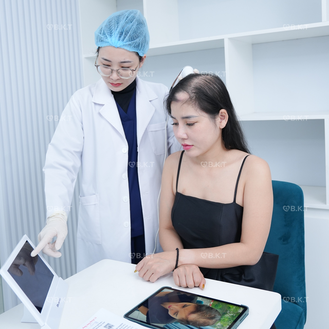 Bác sĩ Bùi Kiều Trang hướng dẫn điều trị rụng tóc kéo dài ở giới trẻ - Ảnh 1.