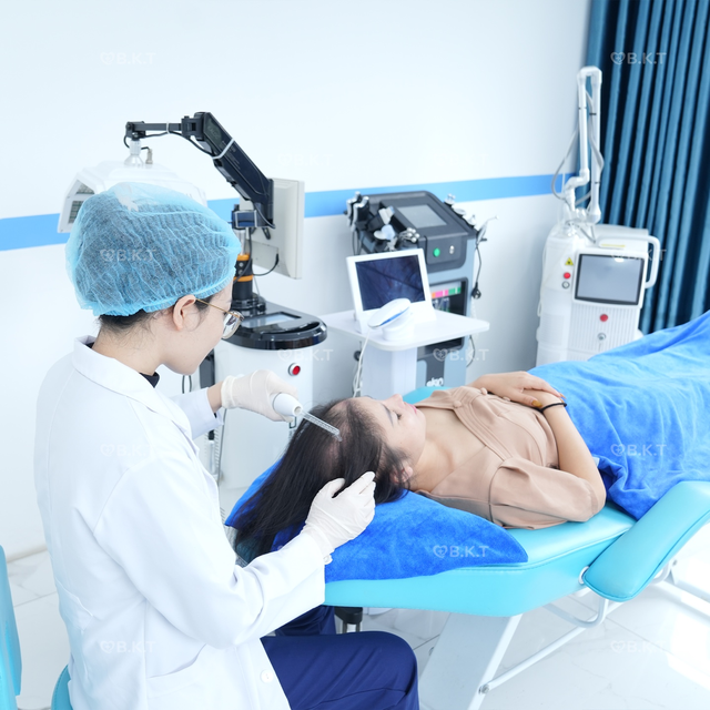 Bác sĩ Bùi Kiều Trang hướng dẫn điều trị rụng tóc kéo dài ở giới trẻ - Ảnh 2.