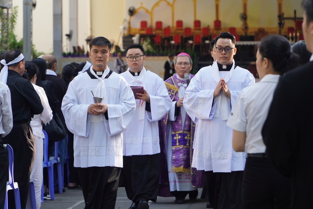Hàng ngàn người dự Thánh lễ An táng Đức Hồng y Gioan Baotixita Phạm Minh Mẫn - Ảnh 4.
