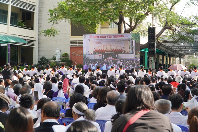 Hàng ngàn người dự Thánh lễ An táng Đức Hồng y Gioan Baotixita Phạm Minh Mẫn - Ảnh 3.