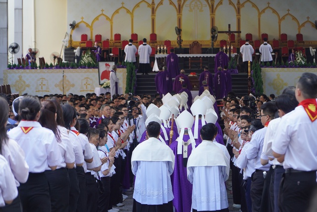 Hàng ngàn người dự Thánh lễ An táng Đức Hồng y Gioan Baotixita Phạm Minh Mẫn - Ảnh 8.