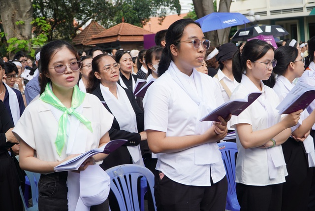 Hàng ngàn người dự Thánh lễ An táng Đức Hồng y Gioan Baotixita Phạm Minh Mẫn - Ảnh 12.