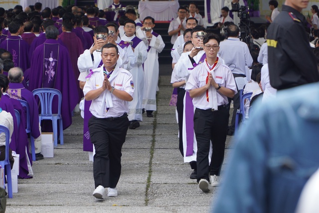 Hàng ngàn người dự Thánh lễ An táng Đức Hồng y Gioan Baotixita Phạm Minh Mẫn - Ảnh 9.