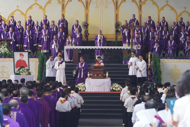 Hàng ngàn người dự Thánh lễ An táng Đức Hồng y Gioan Baotixita Phạm Minh Mẫn - Ảnh 1.