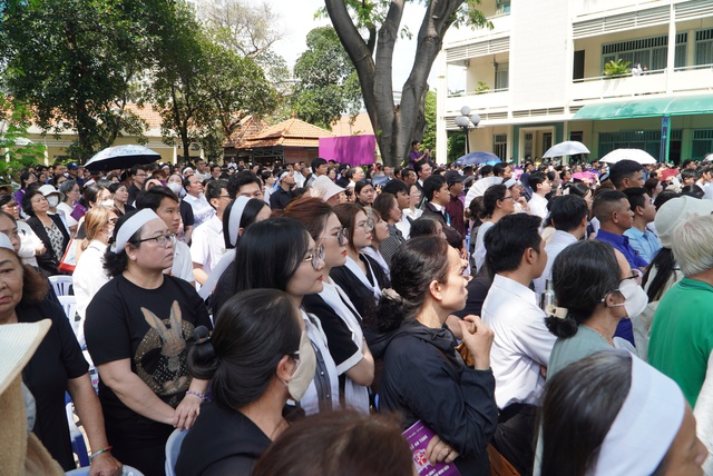 Hàng ngàn người dự Thánh lễ An táng Đức Hồng y Gioan Baotixita Phạm Minh Mẫn - Ảnh 6.