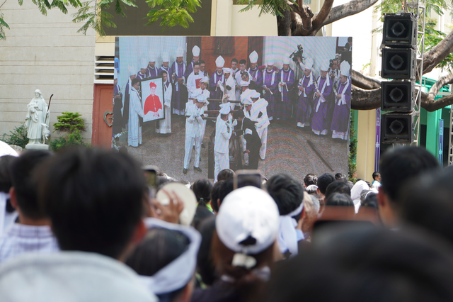Hàng ngàn người dự Thánh lễ An táng Đức Hồng y Gioan Baotixita Phạm Minh Mẫn - Ảnh 18.