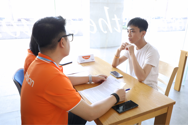 Hơn 30 doanh nghiệp phỏng vấn sinh viên ngay tại trường - Ảnh 2.