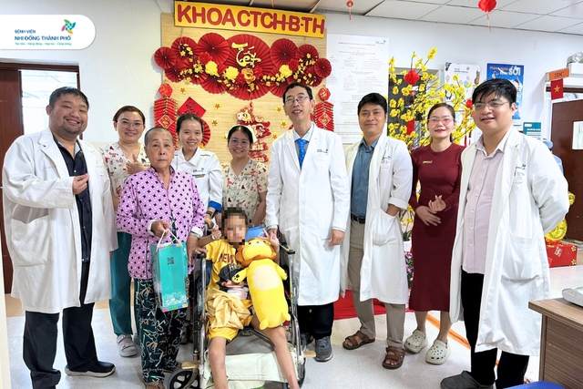 Bé gái bị lóc da toàn bộ vùng mông, báv sĩ giành sự sống suốt 2 tháng - Ảnh 1.