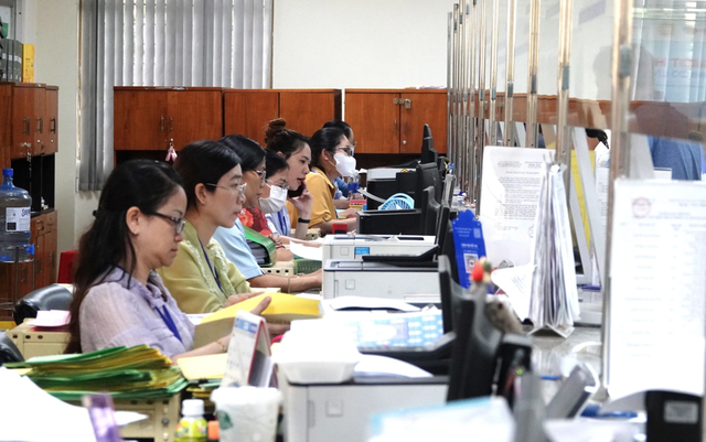 Bãi bỏ loạt quy định cũ về công chức, áp dụng cách xếp lương mới - Ảnh 1.