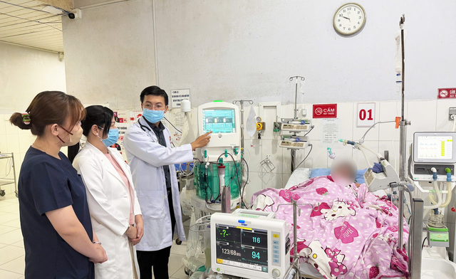 Cấp cứu thần tốc lọc máu cứu bệnh nhân ngay tại đảo - Ảnh 2.