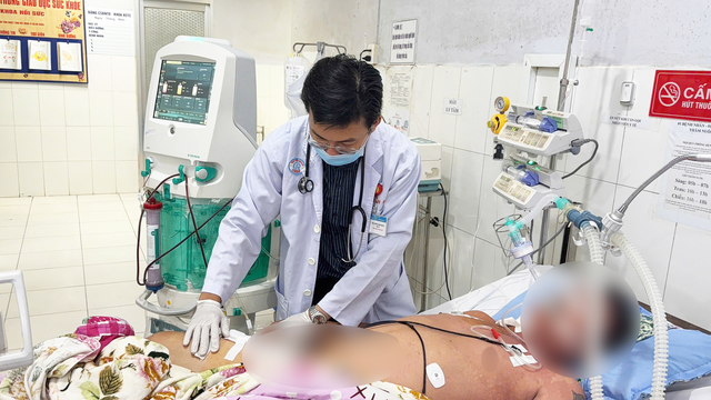 Cấp cứu thần tốc lọc máu cứu bệnh nhân ngay tại đảo - Ảnh 1.