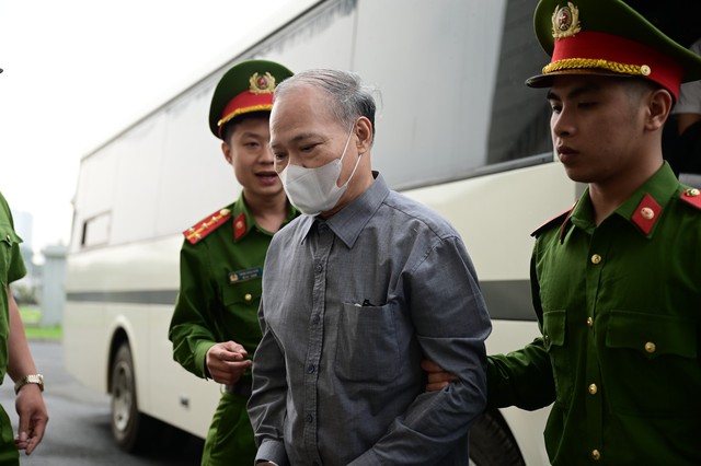 Cựu Thứ trưởng Ho&agrave;ng Văn Thắng hầu t&ograve;a v&igrave; tội nhận hối lộ g&acirc;y thiệt hại lớn - Ảnh 1.
