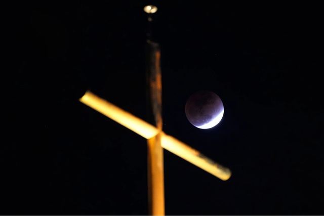 Nguyệt thực 3-3: Chùm ảnh trăng máu rực đỏ từ khắp thế giới - Ảnh 8. Nguyệt thực 3-3: Chùm ảnh trăng máu rực đỏ từ khắp thế giới - Ảnh 8.