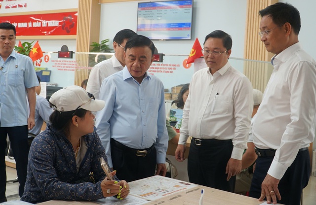 Thường trực Ban Bí thư Trần Cẩm Tú tiếp xúc cử tri Đà Nẵng - Ảnh 2.