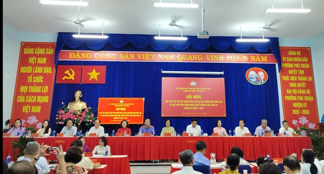 Tổng thư ký Quốc hội Lê Quang Mạnh và các ứng cử viên ĐBQH tiếp xúc cử tri tại TPHCM - Ảnh 5.
