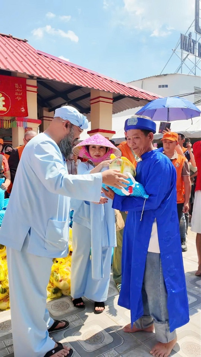 Nghệ sĩ Đức Xuân trao quà từ thiện và tham dự Lễ hội tại Cần Thơ - Ảnh 2.